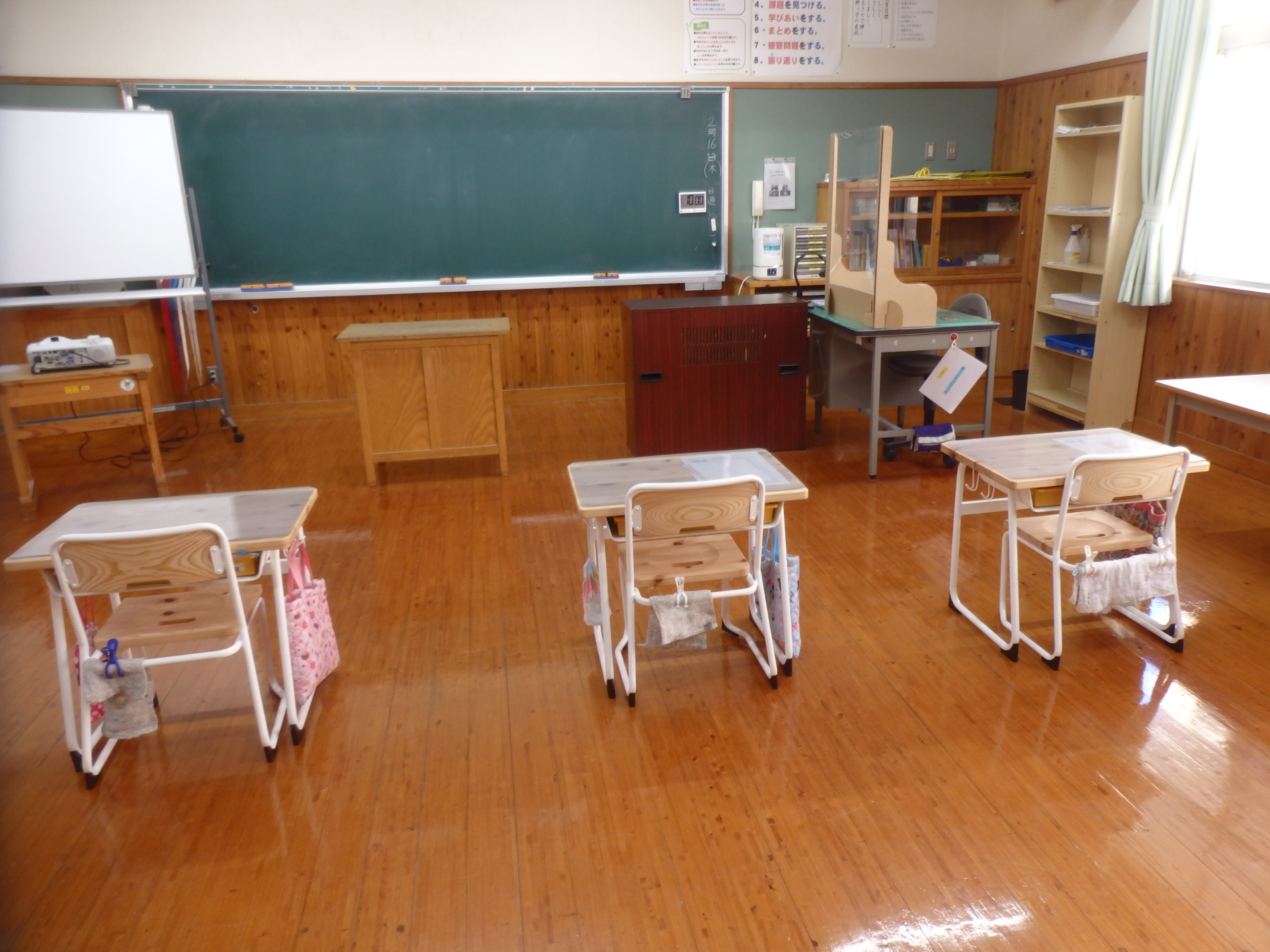 納品風景 | 学校での教育用机・椅子なら、三原機工